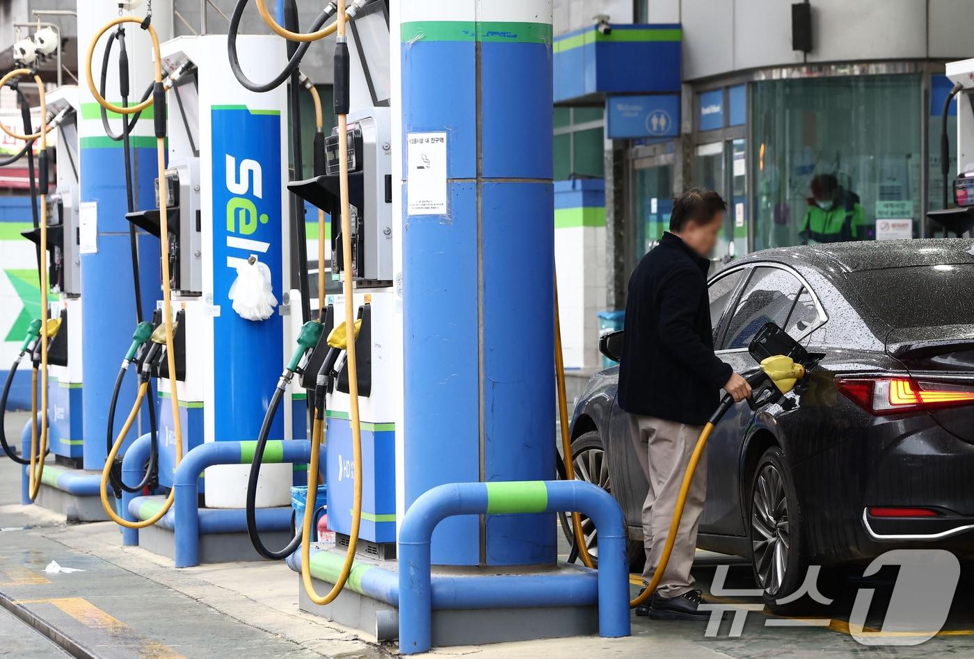 본문 이미지 - 서울 시내 주유소에서 시민들이 차량에 기름을 넣고 있다.2026.4.6 ⓒ 뉴스1 김민지 기자
