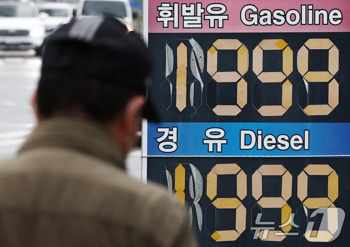 본문 이미지 - 서울 시내 주유소에서 시민들이 차량에 기름을 넣고 있다. 2026.4.6 ⓒ 뉴스1 김민지 기자