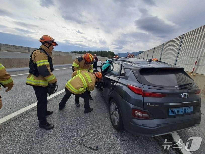 본문 이미지 - 6일 오전 강원 강릉시 구정면 동해고속도로 교통사고 현장.(강원도소방본부 제공, 재판매 및 DB 금지) 2026.4.76/뉴스1