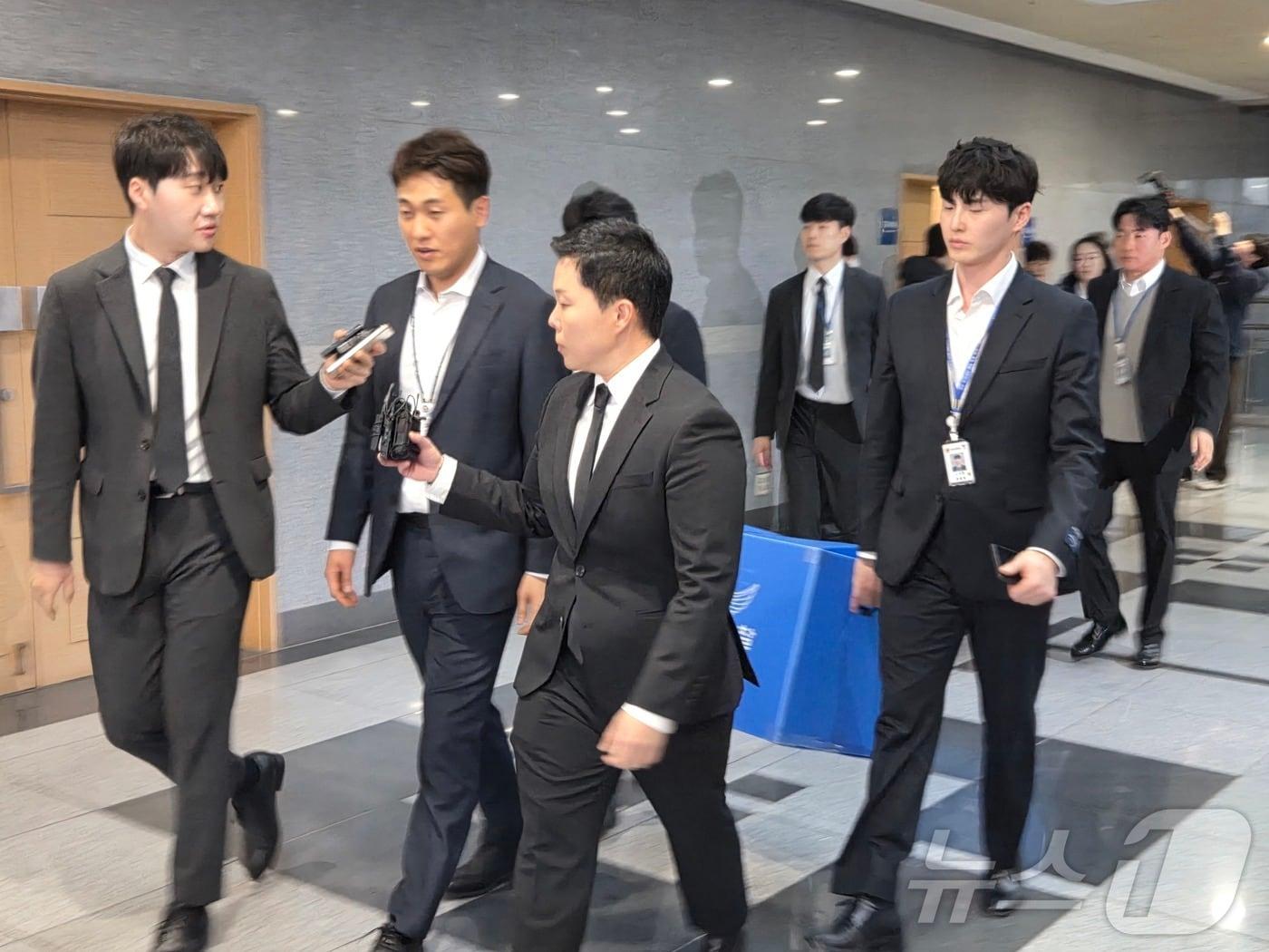 본문 이미지 - 전북경찰청 반부패경제범죄수사대 수사관들이 6일 김관영 도지사의 현금 살포 의혹과 관련해 전북 전주시 전북도청에서 압수수색을 마치고 나오고 있다. ⓒ 뉴스1 문채연 기자