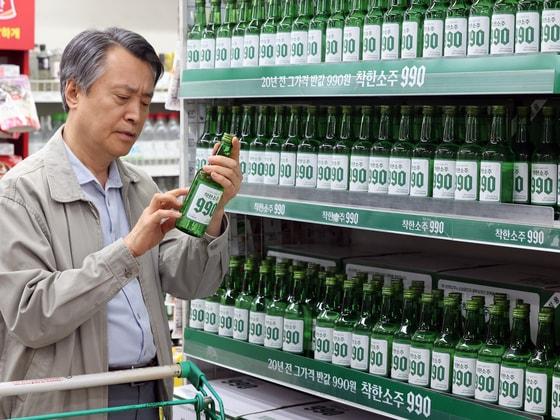 본문 이미지 - 서울 송파구 농수산물도매시장 가락몰 다농마트에서 '착한소주 990'이 진열돼 있다. 2026.4.6 ⓒ 뉴스1 황기선 기자