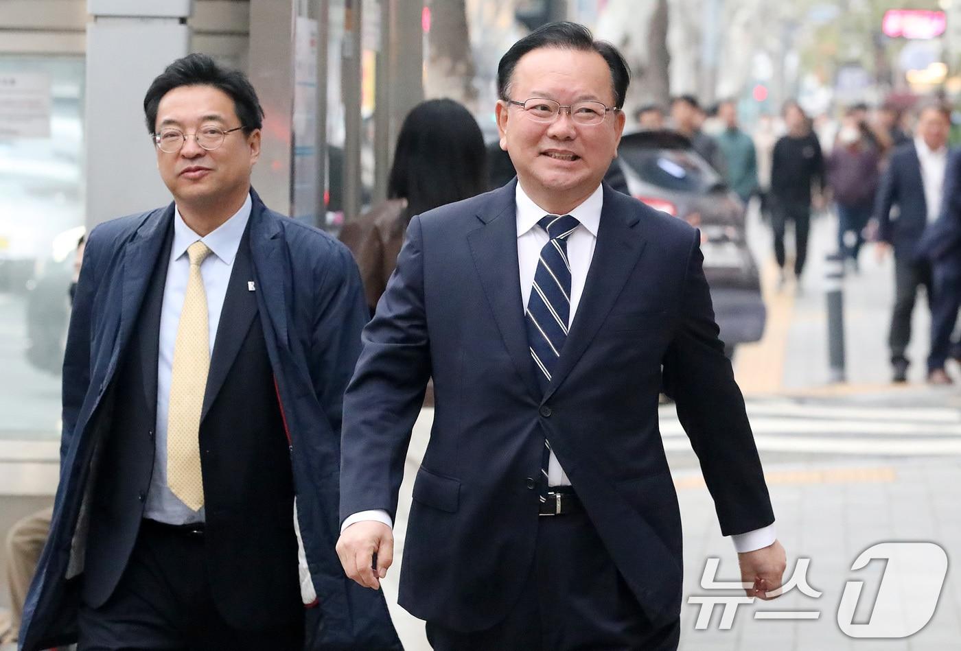 본문 이미지 - 6·3 지방선거 대구시장 출마를 선언한 김부겸 전 국무총리가 6일 대구 중구의 한 지역 기자 간담회 장소로 이동하고 있다. 2026.4.6 ⓒ 뉴스1 공정식 기자