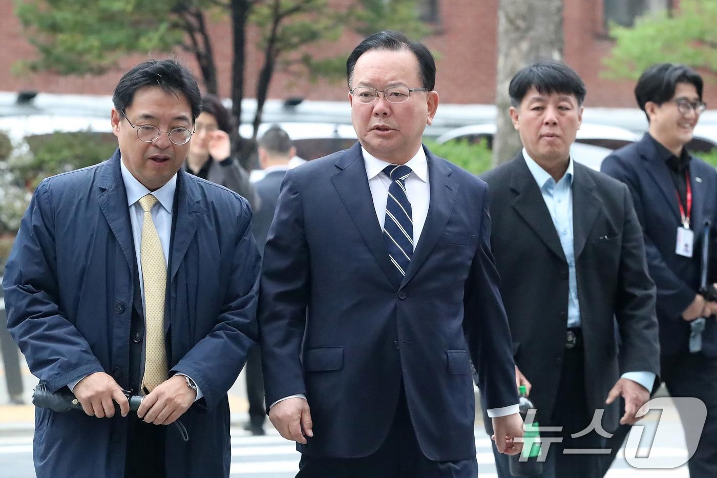 본문 이미지 - 6·3 지방선거 대구시장 출마를 선언한 김부겸 전 국무총리가 6일 대구 중구의 한 지역 기자 간담회 장소로 이동하고 있다. 2026.4.6 ⓒ 뉴스1 공정식 기자