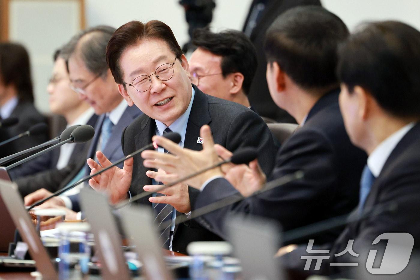 본문 이미지 - 이재명 대통령이 6일 청와대에서 열린 국무회의 겸 제4차 비상경제 점검회의에서 구윤철 부총리 겸 재정경제부 장관과 대화하고 있다. 2026.4.6 ⓒ 뉴스1 이재명 기자