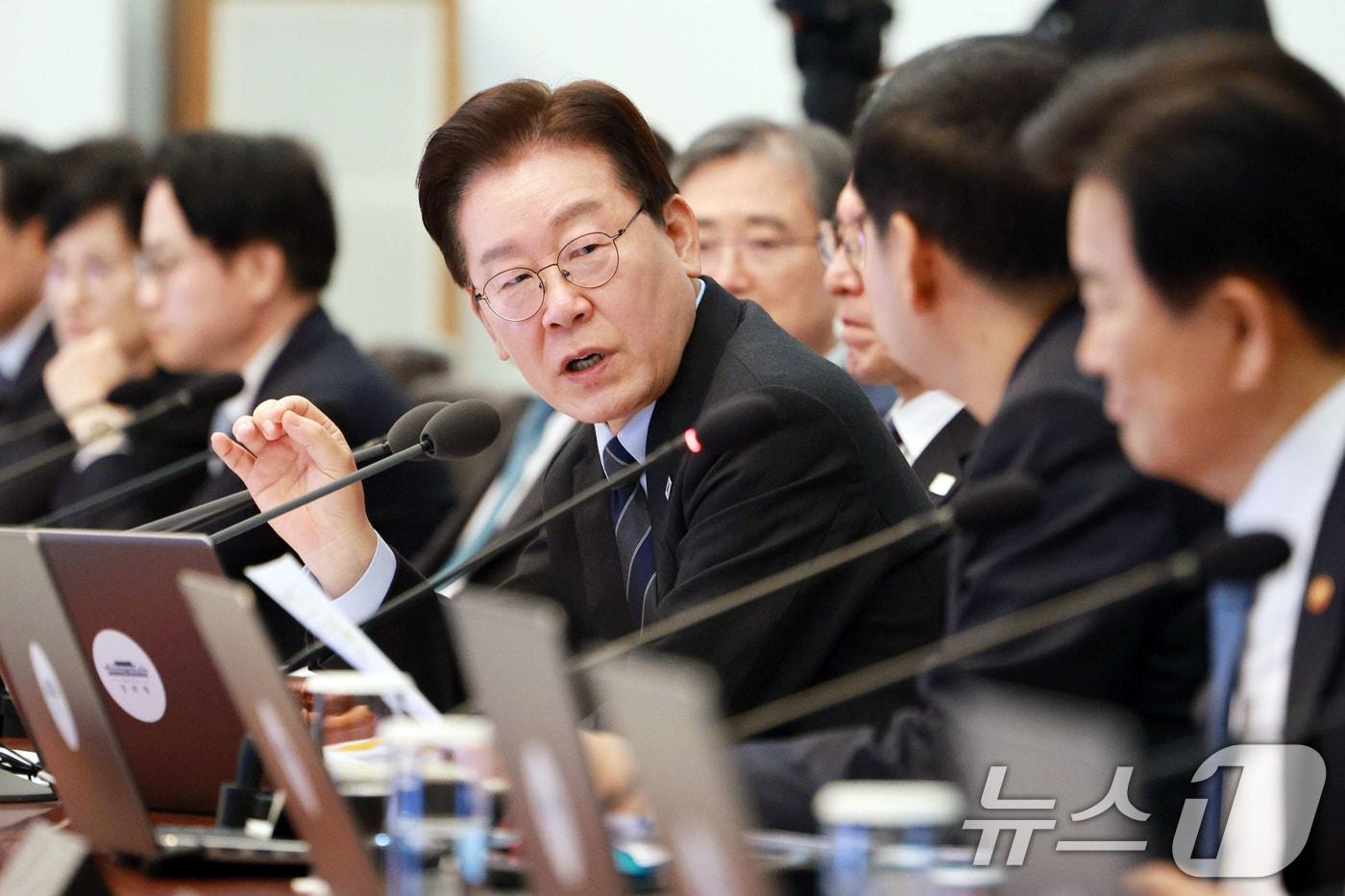 본문 이미지 - 이재명 대통령이 6일 청와대에서 열린 국무회의 겸 제4차 비상경제 점검회의에서 구윤철 부총리 겸 재정경제부 장관과 대화하고 있다. 2026.4.6 ⓒ 뉴스1 이재명 기자