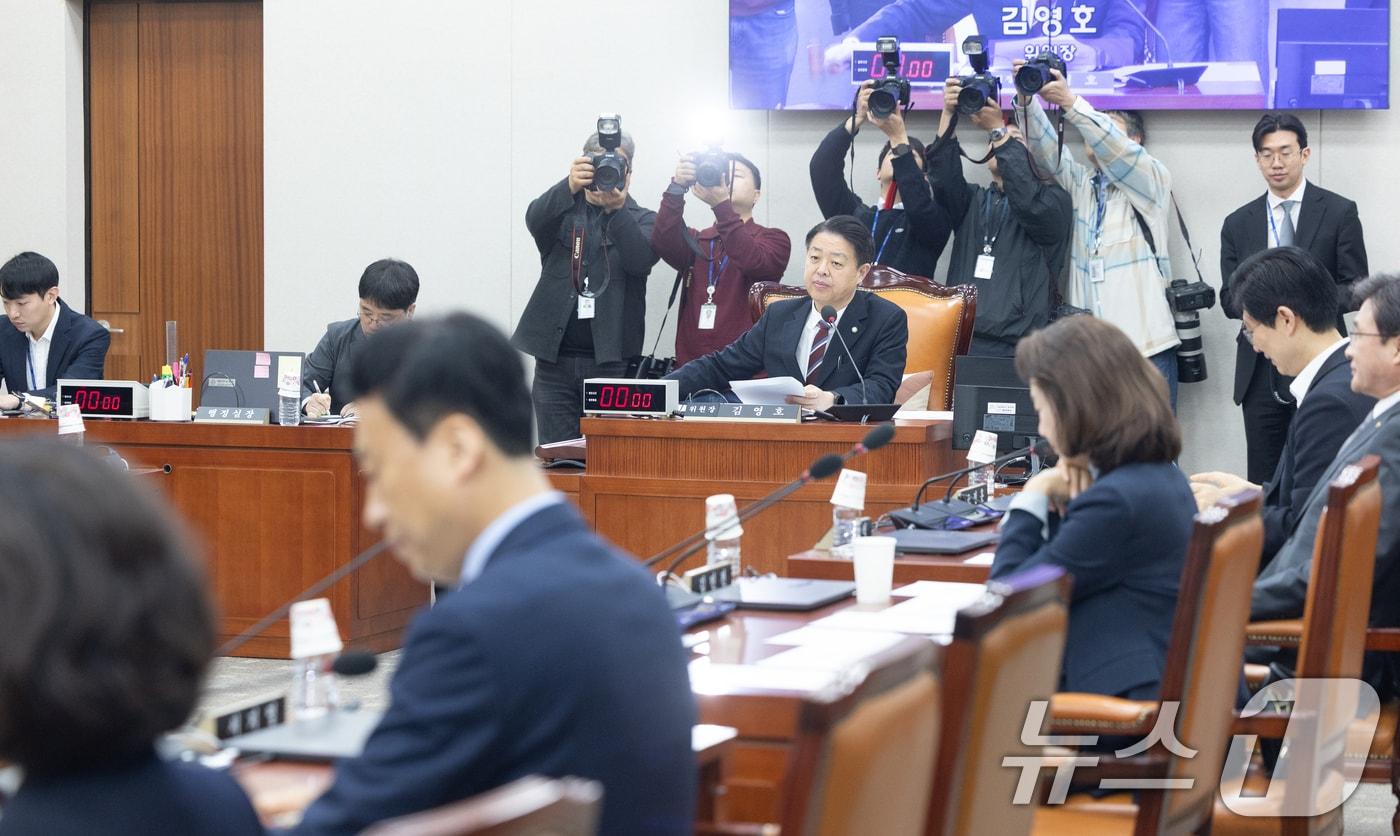 본문 이미지 - 6일 서울 여의도 국회에서 열린 제434회국회(임시회) 교육위원회 제1차 전체회의에서 김영호 위원장이 의사봉을 두드리고 있다. 2026.4.6 ⓒ 뉴스1 이승배 기자