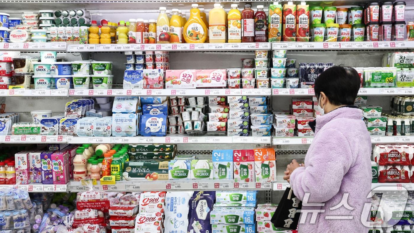 본문 이미지 - 6일 서울의 한 대형마트에 유제품이 진열되어 있다. 중동 전쟁 장기화로 국제유가가 배럴당 110달러를 넘어선 가운데, 환율과 금리까지 동반 상승하며 물가 압력이 본격화되고 있다는 정부 진단이 나왔다. 2026.4.6 ⓒ 뉴스1 임지훈 인턴기자