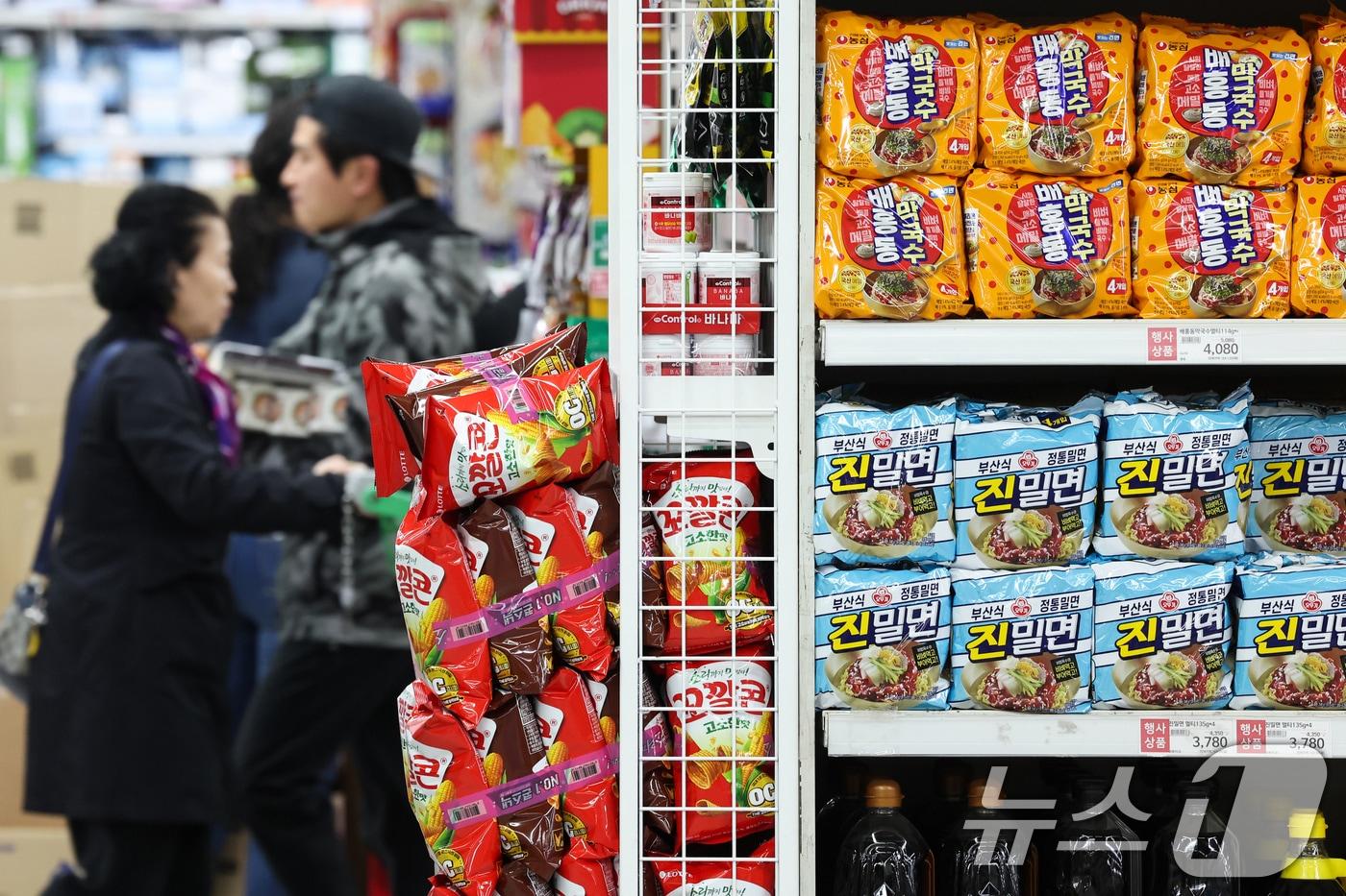 본문 이미지 - 6일 서울의 한 대형마트에 라면과 과자가 진열되어 있다.2026.4.6 ⓒ 뉴스1 임지훈 인턴기자