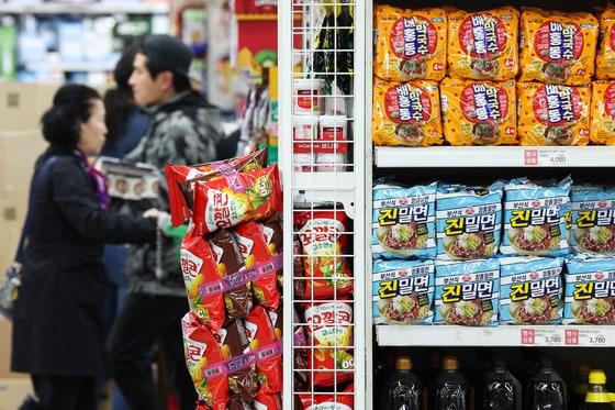 본문 이미지 - 6일 서울의 한 대형마트에 라면과 과자가 진열되어 있다. 중동 전쟁 장기화로 국제유가가 배럴당 110달러를 넘어선 가운데, 환율과 금리까지 동반 상승하며 물가 압력이 본격화되고 있다는 정부 진단이 나왔다. 구윤철 부총리 겸 재정경제부 장관은 이날 오전 청와대에서 열린 비상경제점검회의에서 물가 상승 압력과 소비심리 둔화가 우려된다며 범정부 비상 대응 체계를 총가동하겠다고 강조했다. 2026.4.6 ⓒ 뉴스1 임지훈 인턴기자