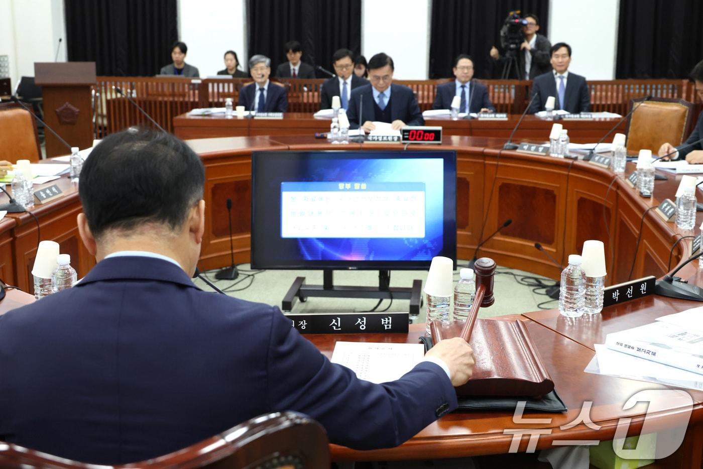 본문 이미지 - 신성범 정보위원장이 6일 서울 여의도 국회에서 열린 정보위원회 전체회의에서 의사봉을 두드리고 있다. 2026.4.6 ⓒ 뉴스1 국회사진기자단