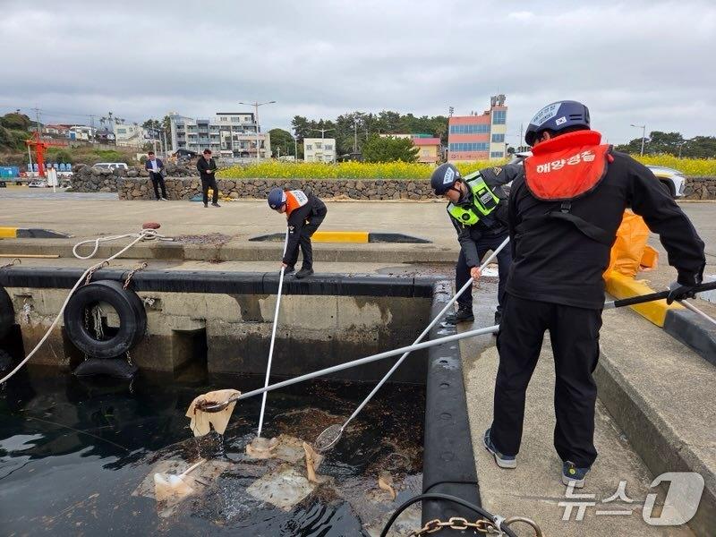 본문 이미지 - 방제작업 중인 해경(서귀포해경 제공. 재판매 및 DB금지)/뉴스1