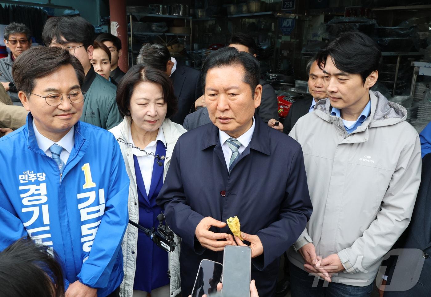 본문 이미지 - 정청래 더불어민주당 대표와 김동연, 추미애, 한준호 경기도지사 예비후보들이 6일 경기 수원시 팔달구 못골시장을 방문한 뒤 백브리핑을 하고 있다. (공동취재) 2026.4.6 ⓒ 뉴스1 김영운 기자