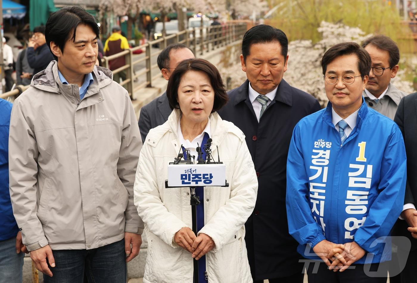 본문 이미지 - 추미애 경기도지사 예비후보가 지난 6일 경기 수원시 팔달구 못골시장을 방문한 뒤 백브리핑을 하고 있다. (공동취재) 2026.4.6 ⓒ 뉴스1 김영운 기자