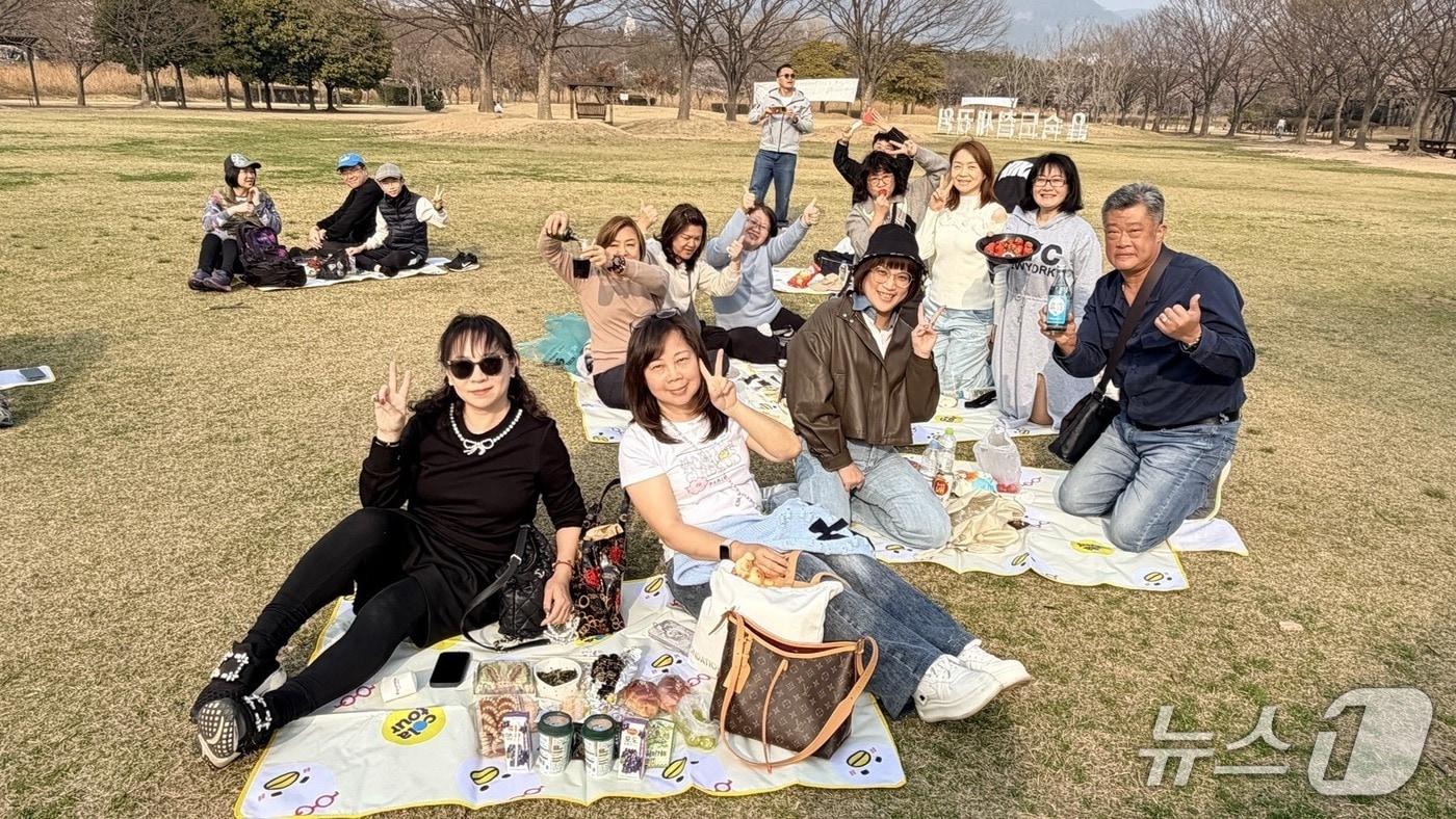 본문 이미지 - 지난 3월 진행된 대만 관광객 대상 을숙도 생태공원 피크닉 모습.(부산관광공사 제공. 재판매 및 DB금지)