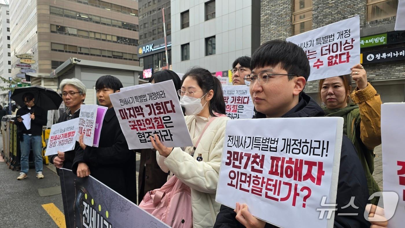 본문 이미지 - 6일 오전 11시 30분 전세사기·깡통전세 피해자 전국대책위원회와 전세사기·깡통전세 문제 해결을 위한 시민사회대책위원회는 서울 영등포구 국민의힘 당사 인근에서 기자회견을 열고 전세사기 특별법 개정안의 조속한 처리를 촉구했다. 노정윤 부산 대책위 부위원장(오른쪽 두번째)이 피해 사실을 전하다 눈을 질끈 감는 모습../뉴스1 ⓒNews1 윤주영 기자