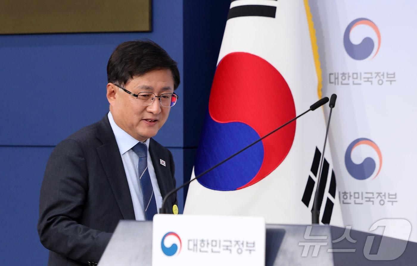 본문 이미지 - 김성환 기후에너지환경부 장관이 6일 서울 종로구 정부서울청사에서 에너지 대전환 추진 계획 브리핑을 하기 위해 참석하고 있다. 2026.4.6 ⓒ 뉴스1 김성진 기자