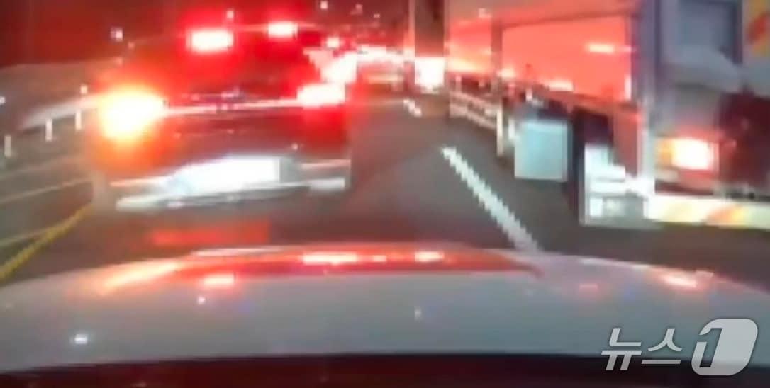 본문 이미지 - 지난 2일 오후 7시50분쯤 경주에서 울산으로 위급한 산모를 에스코트 해주고 있는 경찰차의 블랙박스 영상 캡쳐.(경북경찰청 제공.재판매 및 DB 금지)2026.4.6/뉴스1