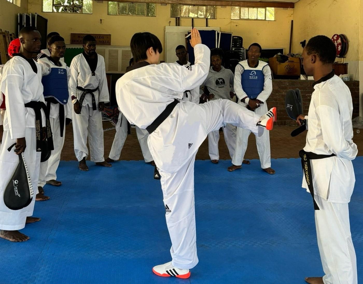 본문 이미지 - 2025년 태권도봉사단이 짐바브웨에서 태권도를 지도하고 있다. (태권도진흥재단 제공)