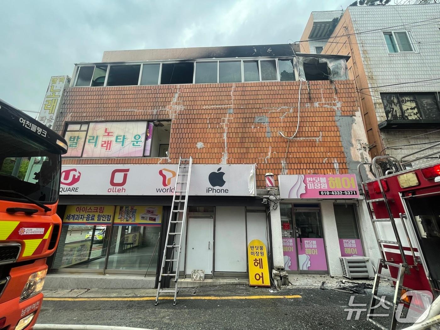 본문 이미지 - 울산 소방이 6일 남구 야음동의 한 건물에서 난 불을 진화하고 있다.(울산소방본부 제공. 재판매 및 DB금지)/뉴스1