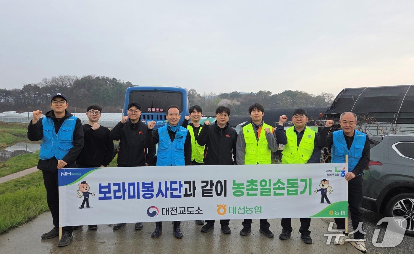 본문 이미지 - 농협대전본부와 대전교도소 소속 보라미봉사단은 6일 영농철을 맞이하여 일손부족으로 어려움을 겪고 있는 진잠농협 관내 버섯 재배 농가를 찾아 농촌 봉사활동을 실시했다. (농협 대전본부 제공. 재판매 및 DB금지) 2026.4.6/뉴스1