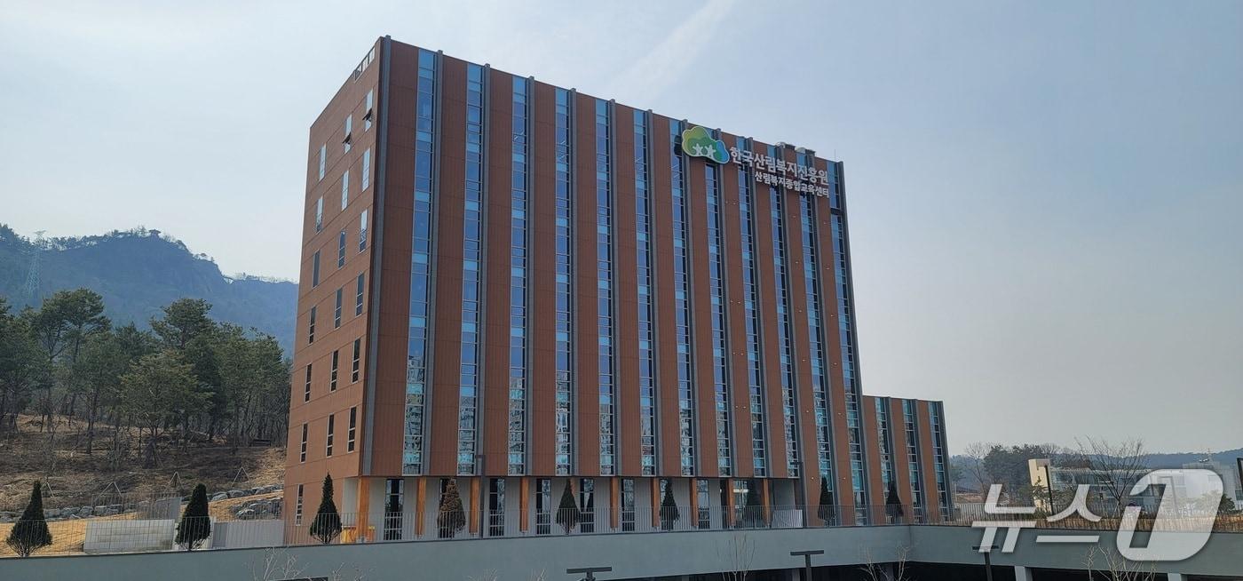 본문 이미지 - 국산목재를 활용한 국내 최고층 목조건축물 산림복지종합교육센터 (산림청 제공.재판매 및 DB금지)/뉴스1