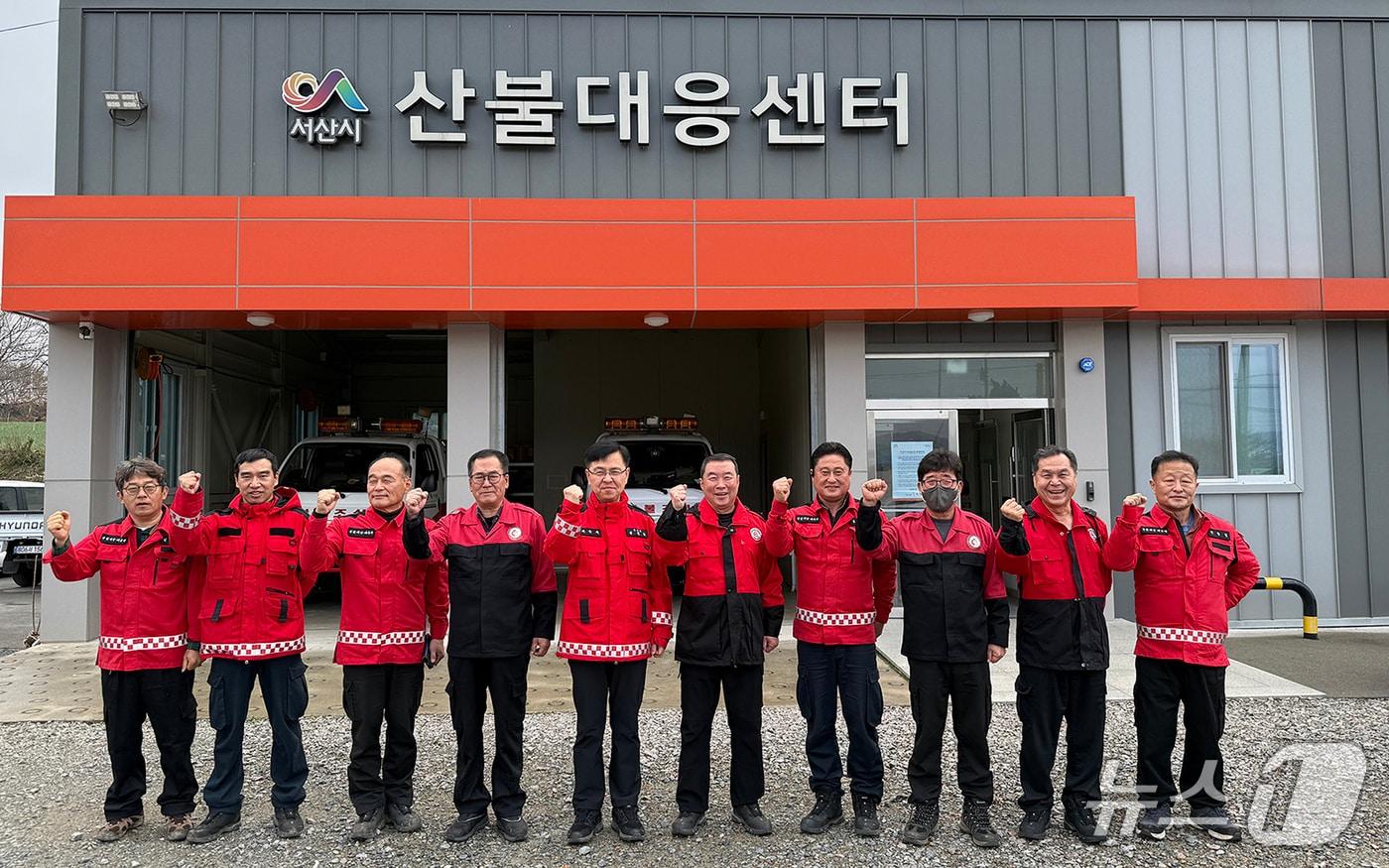 본문 이미지 - 신필승 서산시 부시장(왼쪽 다섯 번째)이 지난 4일 서산시 산불대응센터를 방문해 진화 장비 등을 점검하고 기념촬영을 하고 있다.(서산시 제공. 재판매 및 DB금지)2026.4.6/뉴스1