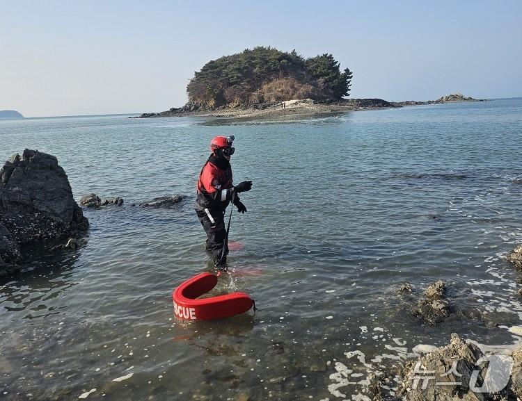 본문 이미지 - 지난 5일 선재도 딴두부리섬에 고립된 20대 여성 2명을 구조하기 위해 영흥파출소 경찰관이 입수하고 있다.(인천해경서 제공. 재배포 및 DB금지)2026.4.6/뉴스1