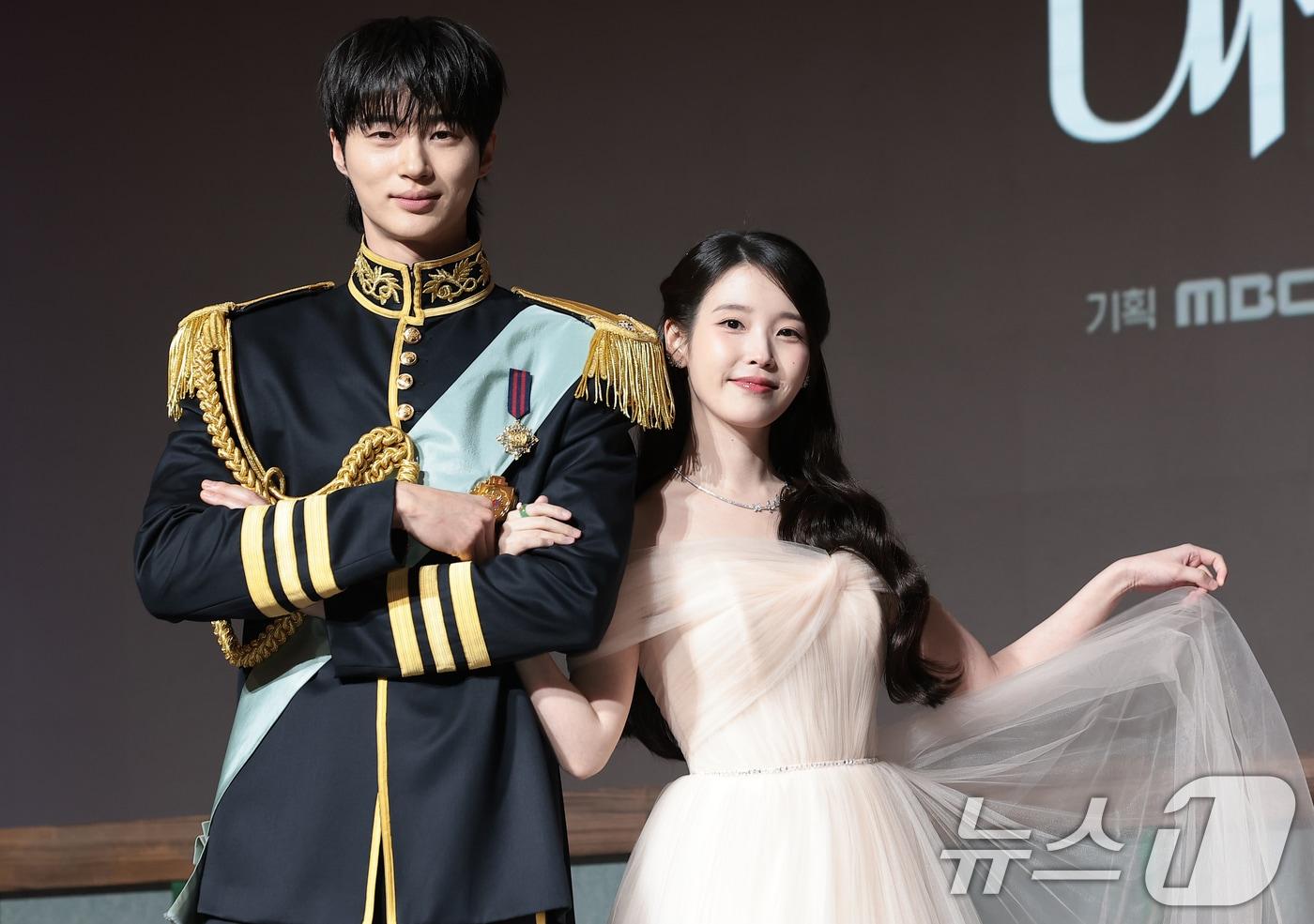본문 이미지 - 배우 변우석과 아이유(오른쪽)가 6일 오후 서울 강남구 조선팰리스 서울 강남에서 열린 MBC 새 금토드라마 ‘21세기 대군부인’(극본 유지원/연출 박준화) 제작발표회에 참석해 포즈를 취하고 있다. ‘21세기 대군부인’은 21세기 입헌군주제를 배경으로 모든 걸 가진 재벌이지만 신분이 고작 평민이라 짜증스러운 여자 성희주(아이유 분)와 왕의 아들이지만 아무것도 가질 수 없어 슬픈 이안대군(변우석 분)의 운명 개척 신분 타파 로맨스를 그린 드라마다. 2026.4.6 ⓒ 뉴스1 권현진 기자