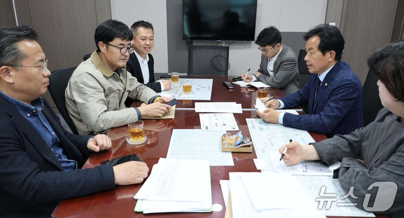 본문 이미지 - 지난 2일 국회 의원회관에서 진보당 윤종오 의원과 현대자동차 전략기획실 관계자들이 면담을 하고 있다. (윤종오 의원실 제공. 재판매 및 DB 금지) /뉴스1