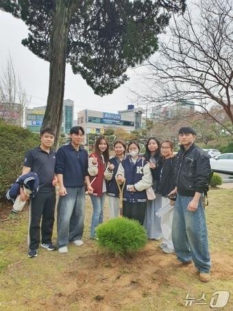 본문 이미지 - '미래와의 소통 편지' 타임캡슐 행사(건양대학교 제공.재판매 및 DB금지)/뉴스1