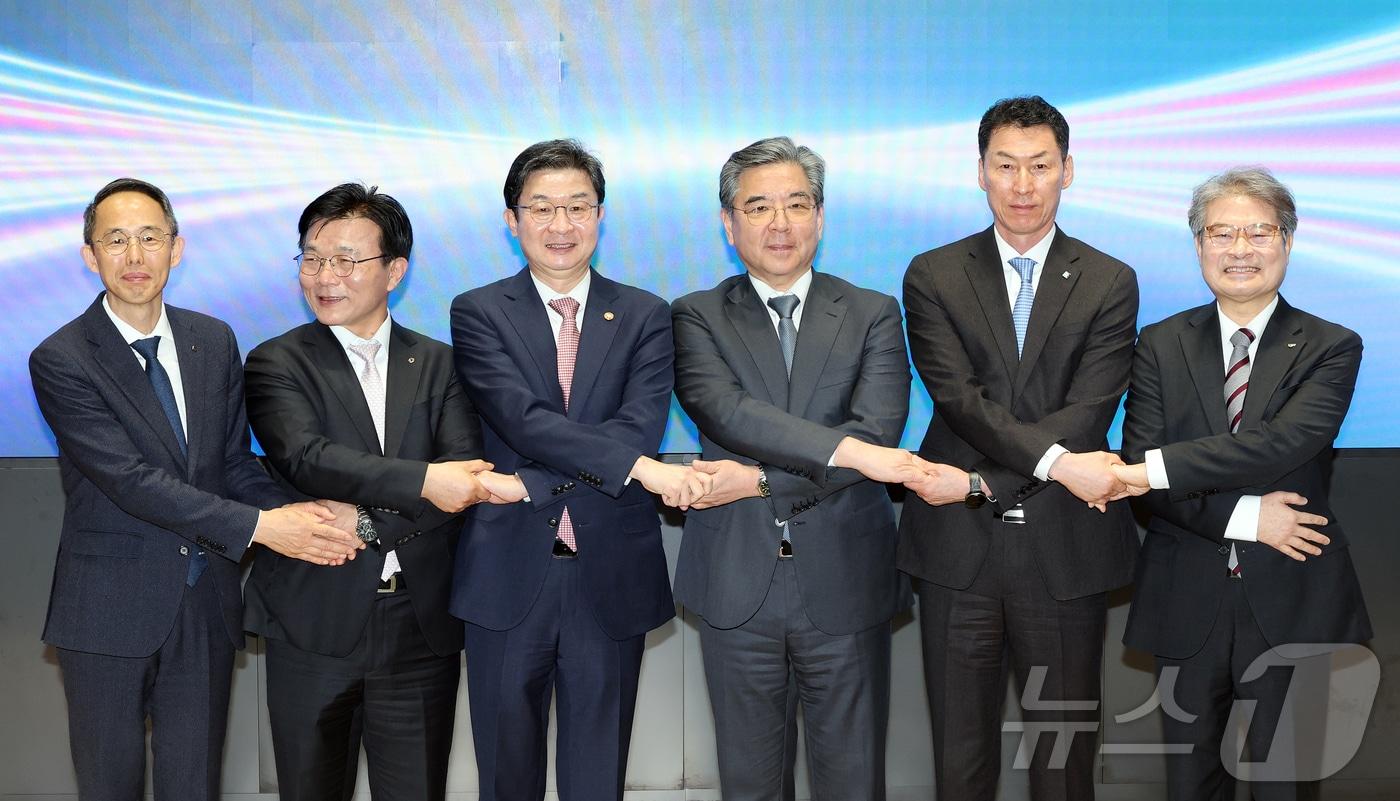 본문 이미지 - 이억원 금융위원회 위원장(가운데)이 6일 오후 서울 영등포구 여의도 한국산업은행에서 열린 ‘현대차그룹 새만금 프로젝트 관련 현대차그룹-정책금융기관 금융협력 업무협약식에서 황기연 한국수출입은행 은행장(왼쪽부터), 박상진 한국산업은행 회장, 장재훈 현대자동차 부회장, 장민영 IBK 기업은행 은행장, 강승준 신용보증기금 이사장과 함께 기념 촬영을 하고 있다. 2026.4.6 ⓒ 뉴스1 김진환 기자