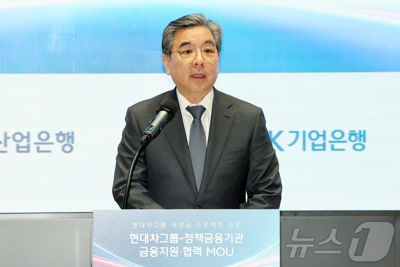 본문 이미지 - 장재훈 현대자동차 부회장이 6일 오후 서울 영등포구 여의도 한국산업은행에서 열린 ‘현대차그룹 새만금 프로젝트 관련 현대차그룹-정책금융기관 금융협력 업무협약식에서 인사말을 하고 있다. 2026.4.6 ⓒ 뉴스1 김진환 기자