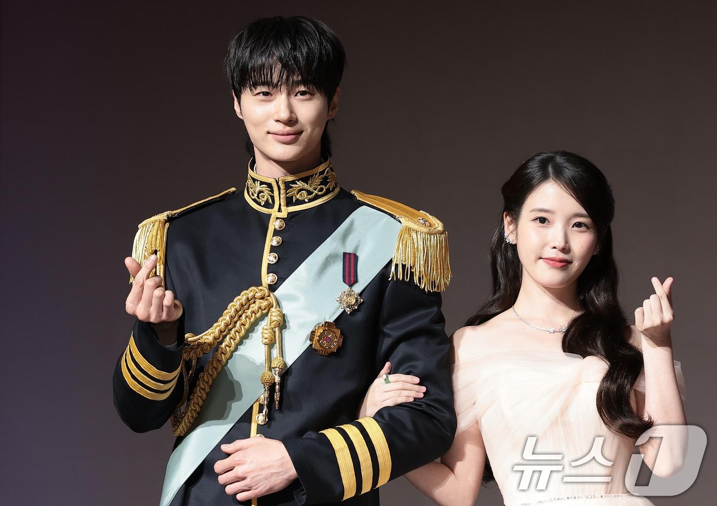 본문 이미지 - 배우 변우석과 아이유(오른쪽)가 6일 오후 서울 강남구 조선팰리스 서울 강남에서 열린 MBC 새 금토드라마 ‘21세기 대군부인’(극본 유지원/연출 박준화) 제작발표회에 참석해 포즈를 취하고 있다. ‘21세기 대군부인’은 21세기 입헌군주제를 배경으로 모든 걸 가진 재벌이지만 신분이 고작 평민이라 짜증스러운 여자 성희주(아이유 분)와 왕의 아들이지만 아무것도 가질 수 없어 슬픈 이안대군(변우석 분)의 운명 개척 신분 타파 로맨스를 그린 드라마다. 2026.4.6 ⓒ 뉴스1 권현진 기자