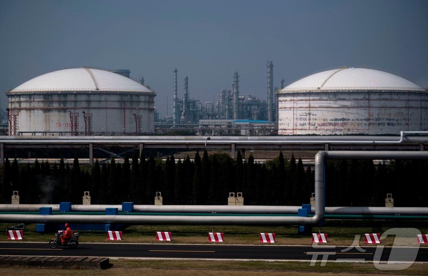 본문 이미지 - 중국 상하이의 원유 저장 탱크 <자료사진> ⓒ AFP=뉴스1