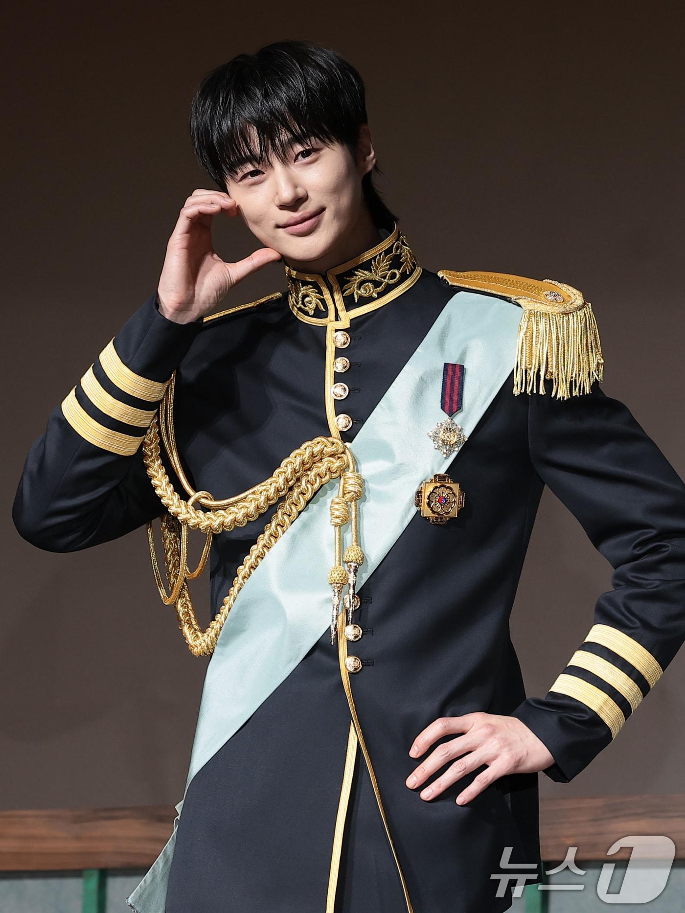 본문 이미지 - 배우 변우석이 6일 오후 서울 강남구 조선팰리스 서울 강남에서 열린 MBC 새 금토드라마 ‘21세기 대군부인’(극본 유지원/연출 박준화) 제작발표회에 참석해 포즈를 취하고 있다. ‘21세기 대군부인’은 21세기 입헌군주제를 배경으로 모든 걸 가진 재벌이지만 신분이 고작 평민이라 짜증스러운 여자 성희주(아이유 분)와 왕의 아들이지만 아무것도 가질 수 없어 슬픈 이안대군(변우석 분)의 운명 개척 신분 타파 로맨스를 그린 드라마다. 2026.4.6 ⓒ 뉴스1 권현진 기자