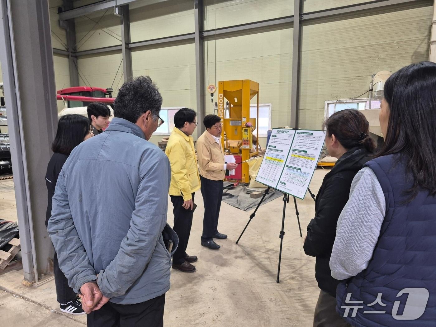 본문 이미지 - 6일 이경영 전북 진안군수 권한대행이 주요 사업장을 방문해 사업 진행 상황, 안전관리 실태, 주민 편의 확보 방안 등을 점검하고 있다.(진안군제공, 재판매 및 DB금지)2026