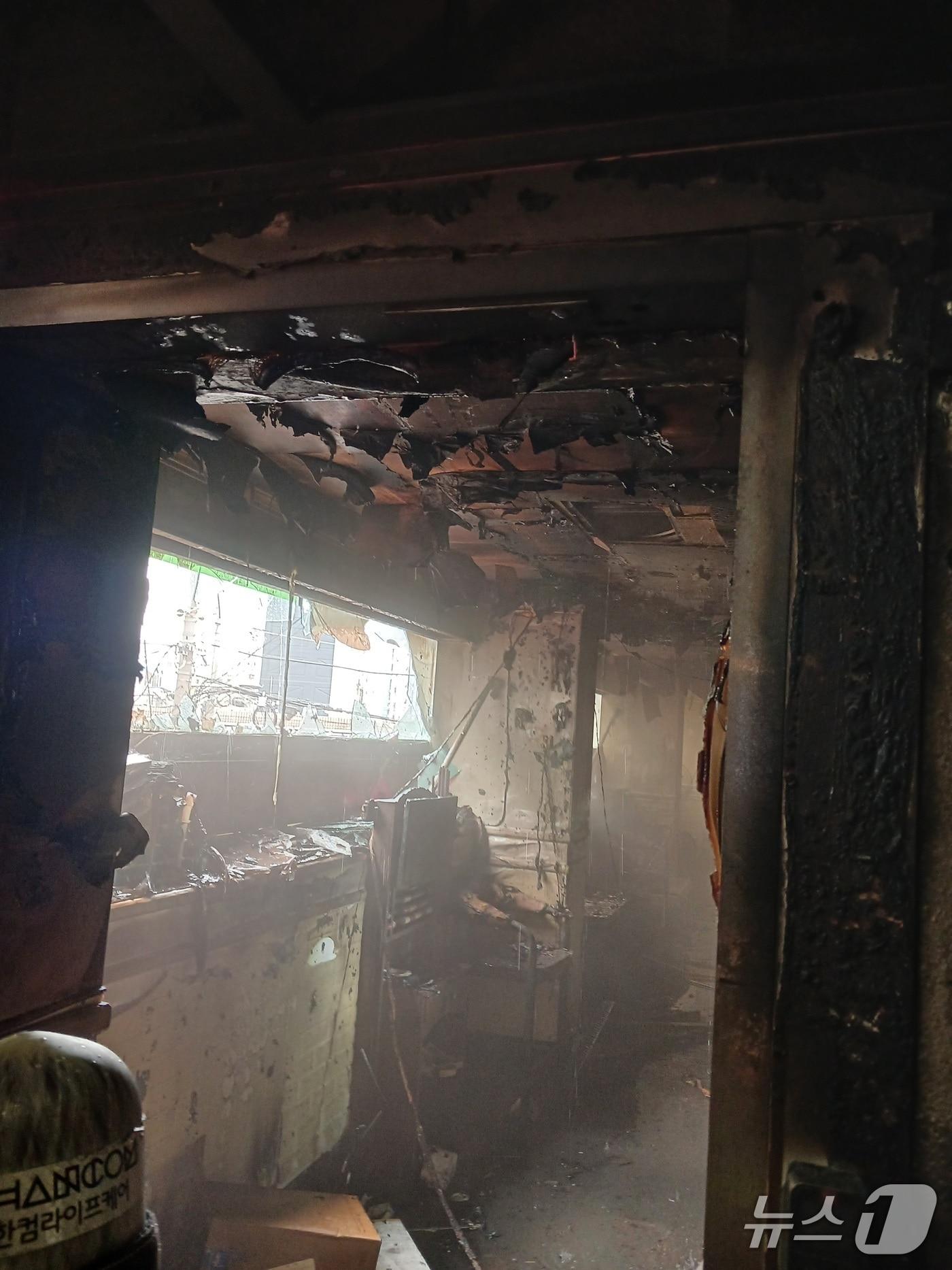 본문 이미지 - 6일 오후 1시 39분쯤 인천 계양구 임학동의 한 4층짜리 상가건물 2층 식당에서 불이 났다.(인천소방본부 제공. 재배포 및 DB금지)2026.4.6/뉴스1
