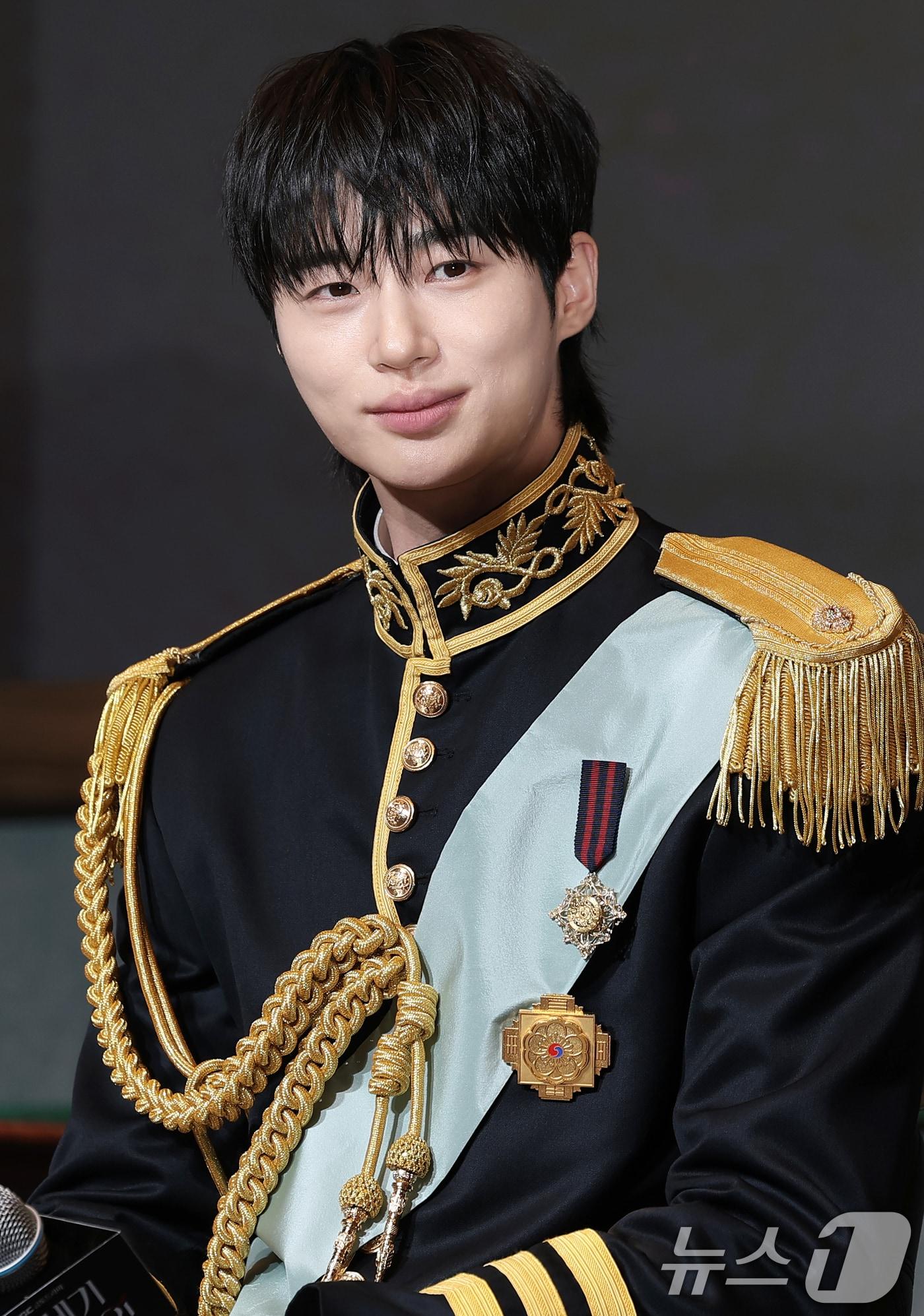 본문 이미지 - 배우 변우석이 6일 오후 서울 강남구 조선팰리스 서울 강남에서 열린 MBC 새 금토드라마 ‘21세기 대군부인’(극본 유지원/연출 박준화) 제작발표회에 참석해 매력을 발산하고 있다. ‘21세기 대군부인’은 21세기 입헌군주제를 배경으로 모든 걸 가진 재벌이지만 신분이 고작 평민이라 짜증스러운 여자 성희주(아이유 분)와 왕의 아들이지만 아무것도 가질 수 없어 슬픈 이안대군(변우석 분)의 운명 개척 신분 타파 로맨스를 그린 드라마다. 2026.4.6 ⓒ 뉴스1 권현진 기자