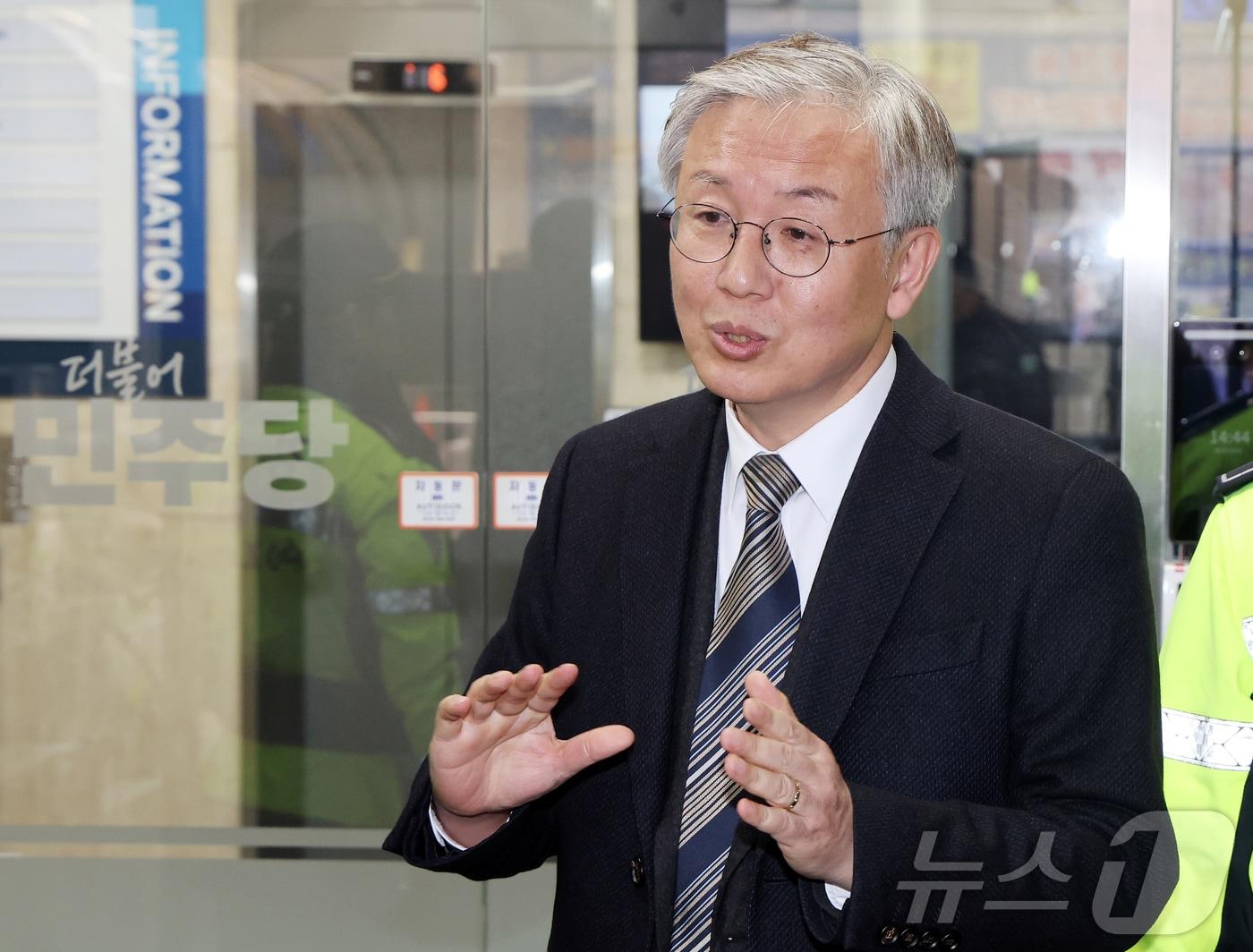 본문 이미지 - 한동수 더불어민주당 윤리심판원장이 6일 오후 서울 영등포구 여의도 민주당사에서 열리는 윤리심판원 회의 참석에 앞서 취재진 질문에 답변하고 있다. 2026.4.6 ⓒ 뉴스1 김진환 기자