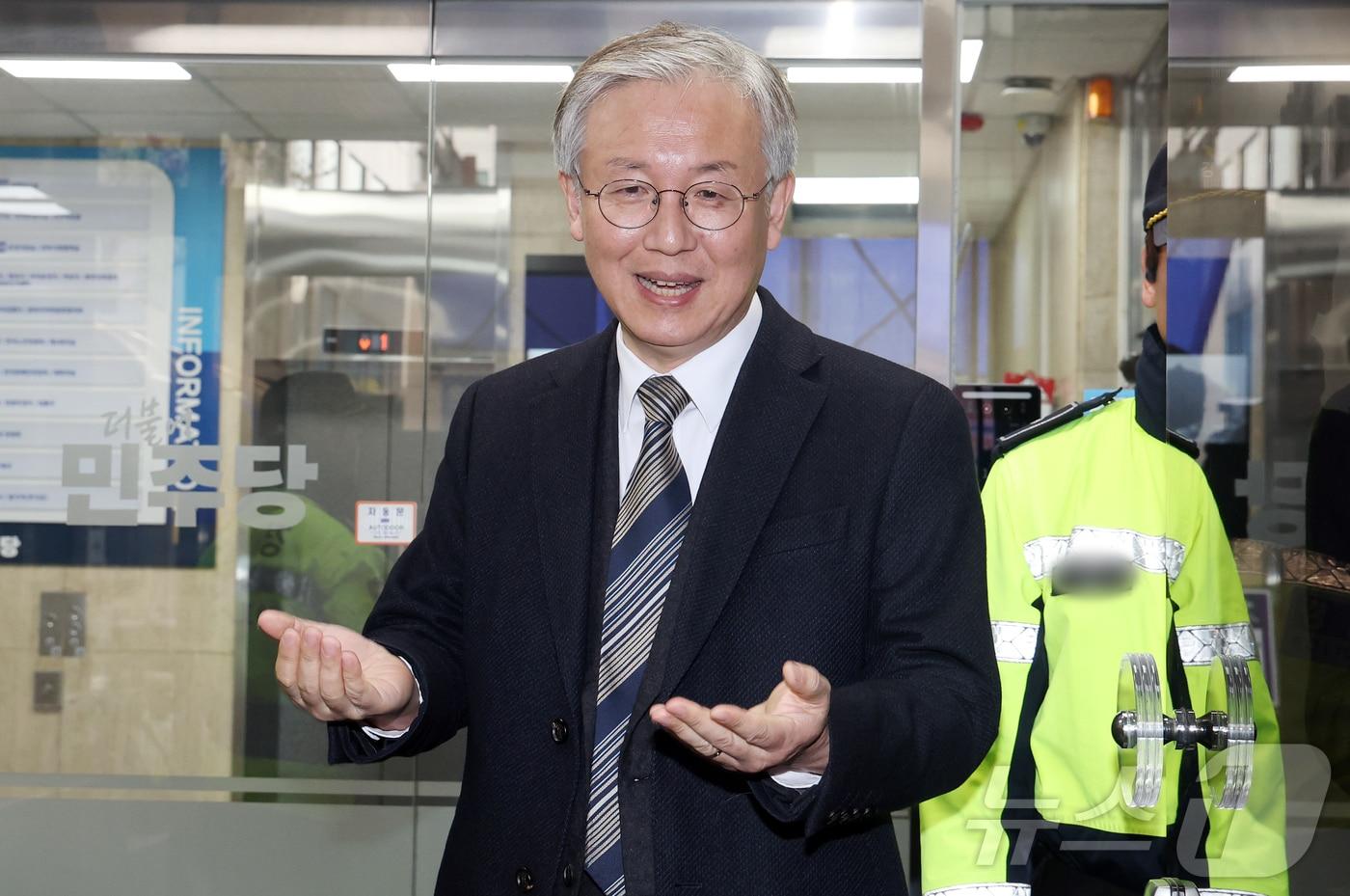 본문 이미지 - 한동수 더불어민주당 윤리심판원장이 6일 오후 서울 영등포구 여의도 민주당사에서 열리는 윤리심판원 회의 참석에 앞서 취재진 질문에 답변하고 있다. 2026.4.6 ⓒ 뉴스1 김진환 기자