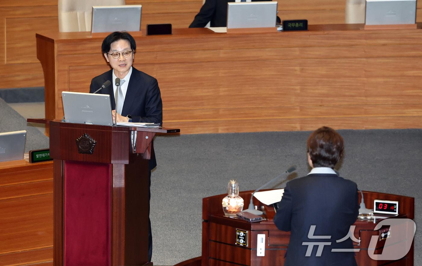 본문 이미지 - 김정관 산업통상부 장관이 6일 서울 여의도 국회에서 열린 제434회국회(임시회) 제2차 본회의 경제분야 대정부질문에서 이언주 더불어민주당 의원의 질의에 답변하고 있다. 2026.4.6 ⓒ 뉴스1 이승배 기자