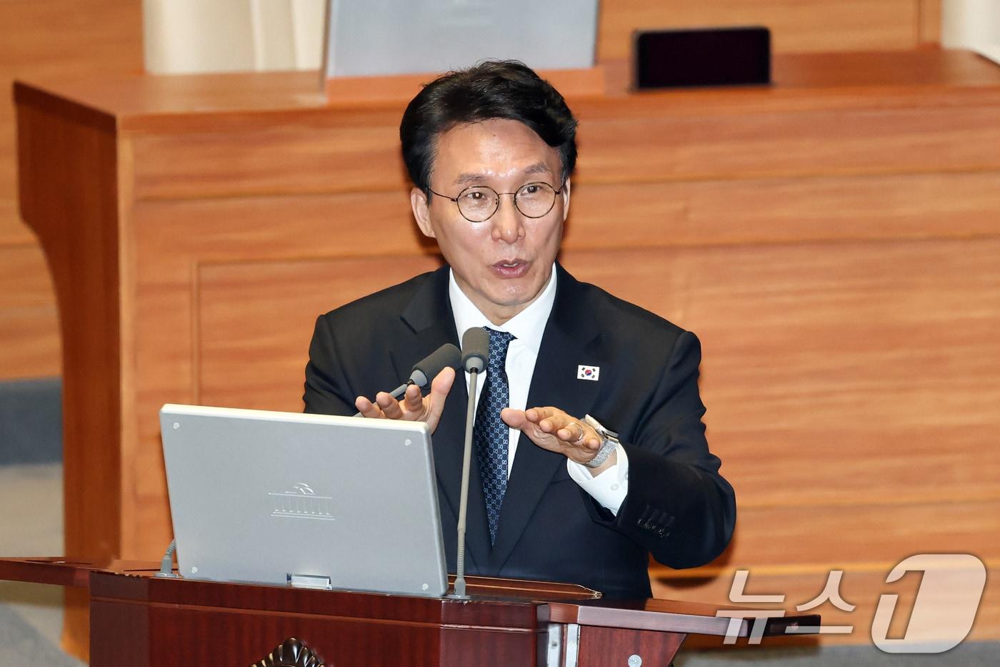 본문 이미지 - 김민석 국무총리가 6일 서울 여의도 국회에서 열린 제434회국회(임시회) 제2차 본회의 경제분야 대정부질문에서 이언주 더불어민주당 의원의 질의에 답변하고 있다. 2026.4.6 ⓒ 뉴스1 이승배 기자