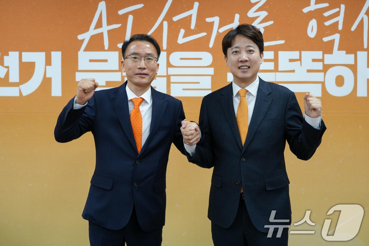 본문 이미지 - 이준석 개혁신당 대표가 6일 서울 여의도 국회에서 강명상 전 국민의힘 경남도당 부위원장 인재영입식 후 기념 촬영을 하고 있다. (개혁신당 제공. 재판매 및 DB 금지) 2026.4.6 ⓒ 뉴스1 유승관 기자