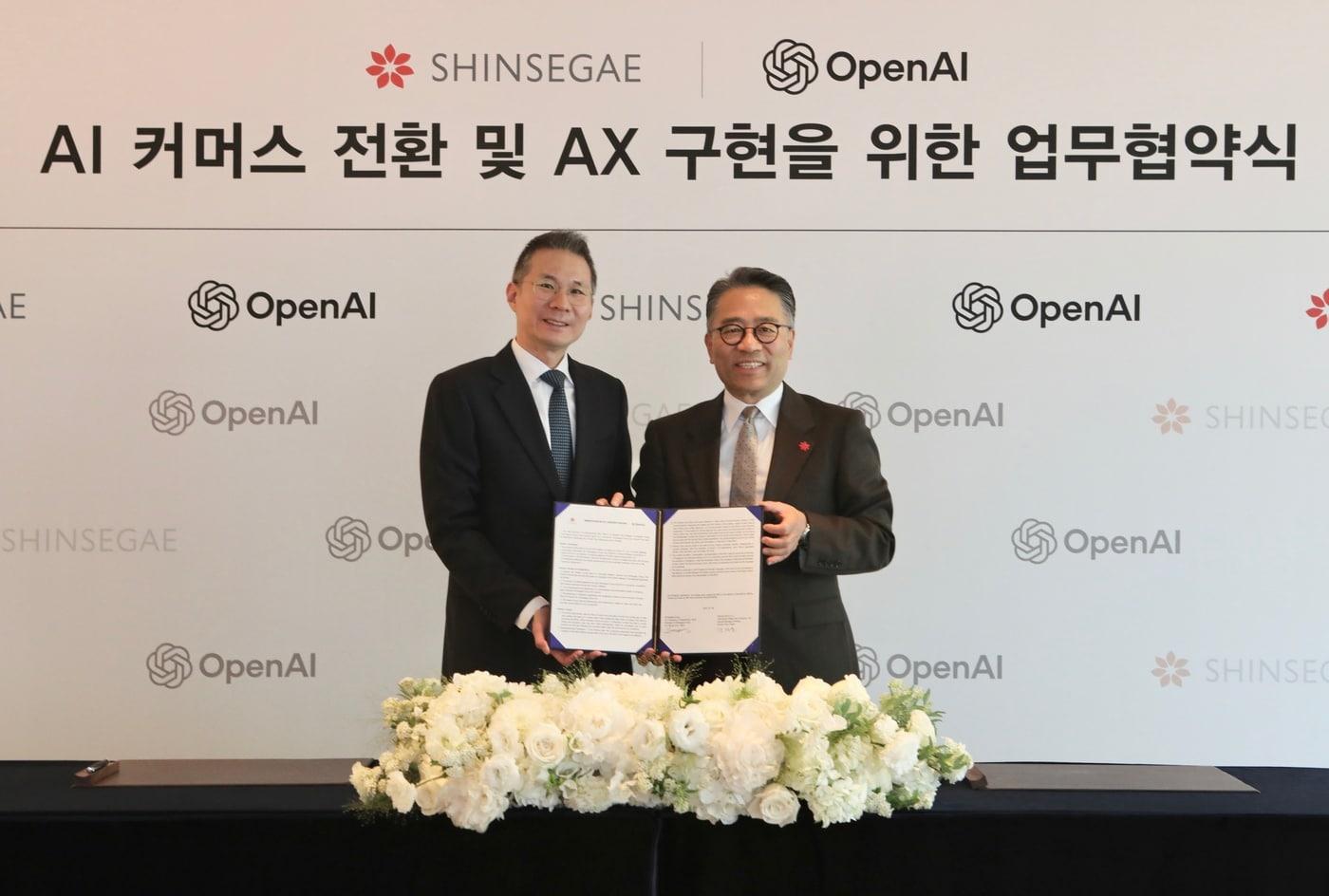 본문 이미지 - 6일 웨스틴 조선 서울에서 진행된 신세계그룹과 오픈AI의 ‘AI 커머스 사업협력’ 행사 협약식 사진. 협약식에는 (오른쪽부터) 임영록 신세계그룹 경영전략실장(사장), 김경훈 오픈AI 코리아 총괄대표가 참석했다.(신세계그룹 제공)