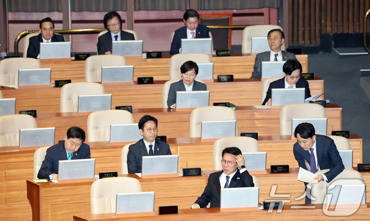 본문 이미지 - 6일 서울 여의도 국회에서 열린 제434회국회(임시회) 제2차 본회의 경제분야 대정부질문에 김민석 국무총리를 비롯한 국무위원들이 자리하고 있다. 2026.4.6 ⓒ 뉴스1 이승배 기자