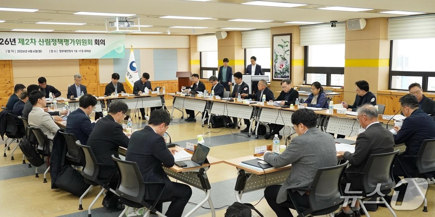 본문 이미지 - 산림청은 6일 정부대전청사에서 ‘2026년 제2차 산림정책평가위원회 회의’를 개최했다. (산림청 제공.재판매 및 DB금지)/뉴스1