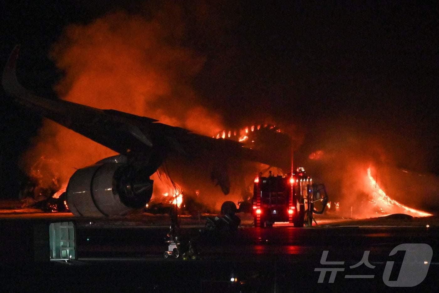 본문 이미지 - 지난 2024년 1월2일 오후 일본 하네다공항 활주로 착륙하던 일본항공(JAL) 소속 항공기가 해상보안청 항공기와 충돌해 화재가 발생했다. ⓒ AFP=뉴스1