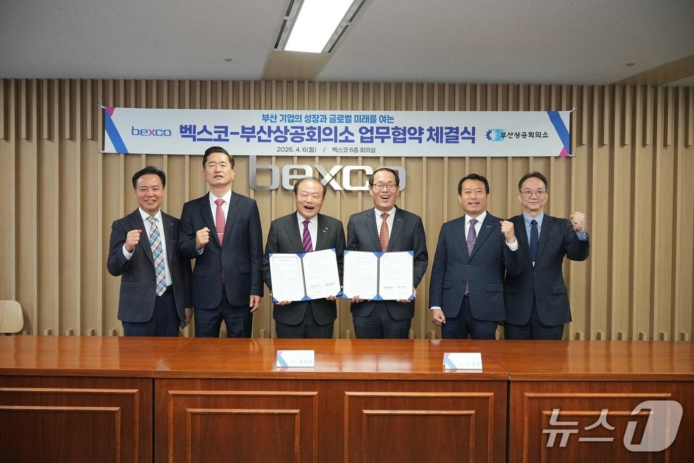 본문 이미지 - 부산상공회의소는 6일 오전 벡스코와 '부산 기업 지원과 MICE 산업 활성화를 위한 업무협약'을 체결했다. (부산상공회의소 제공. 재판매 및 DB금지)
