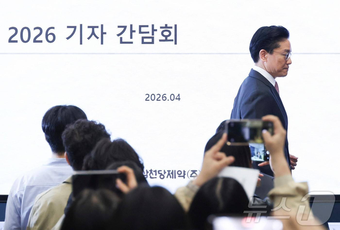 본문 이미지 - 전인석 삼천당제약 대표가 6일 오후 서울 서초구 삼천당제약 본사에서 열린 기자간담회에 참석하고 있다. (공동취재) 2026.4.6 ⓒ 뉴스1 황기선 기자