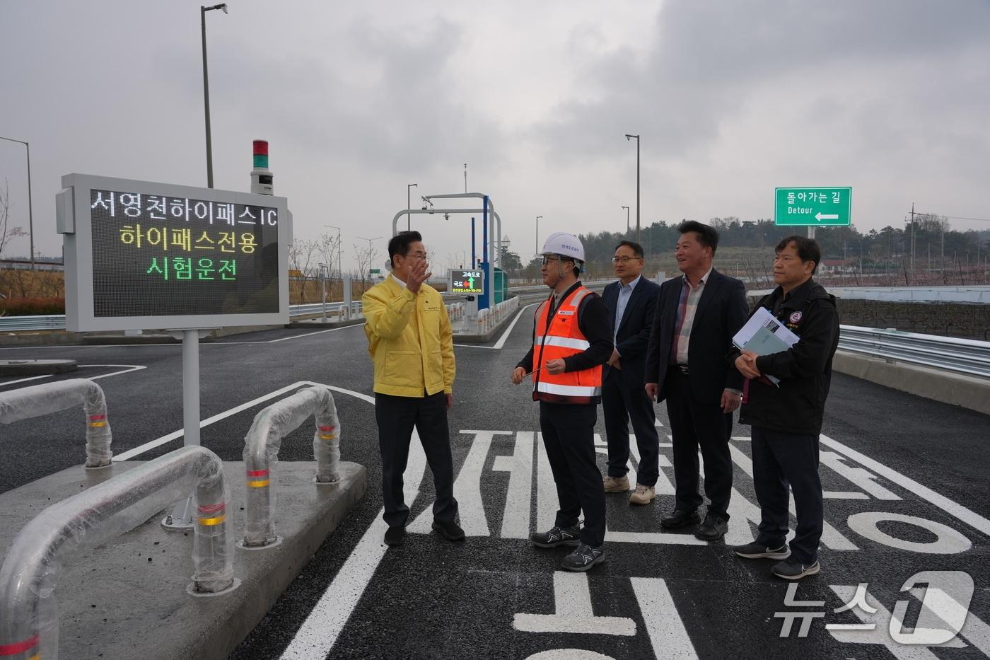 본문 이미지 - 최기문 영천시장이 6일 마무리 작업이 한창인 서영천 하이패스IC  현장을 점검했다. (영천시 제공. 재판매 및 DB금지)/뉴스1